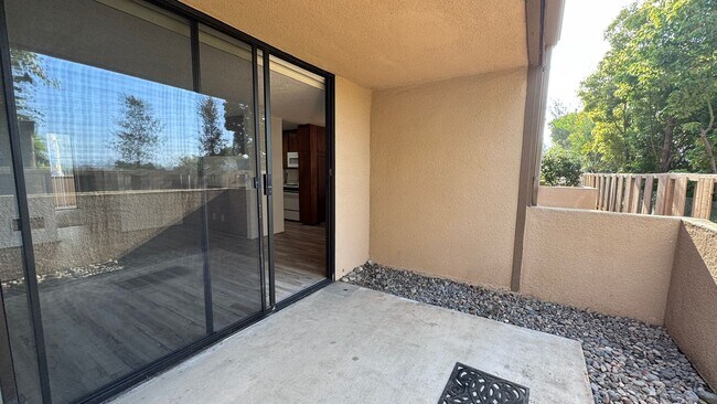 Building Photo - 1 bd with garage