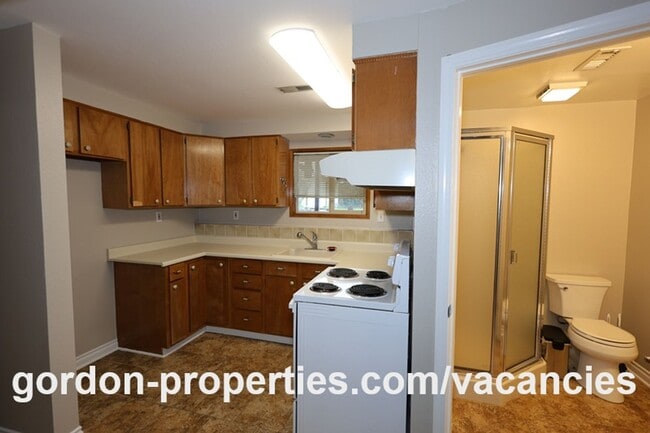 Building Photo - NE 22nd Ct - Gresham 4 bedroom split level home