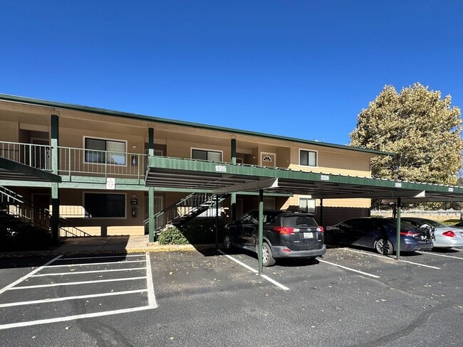 Building Photo - Luxorious Single Story 1 bedroom Condo Near NAU
