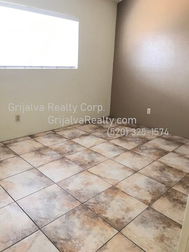 Building Photo - 2020 N Madelyn Ave