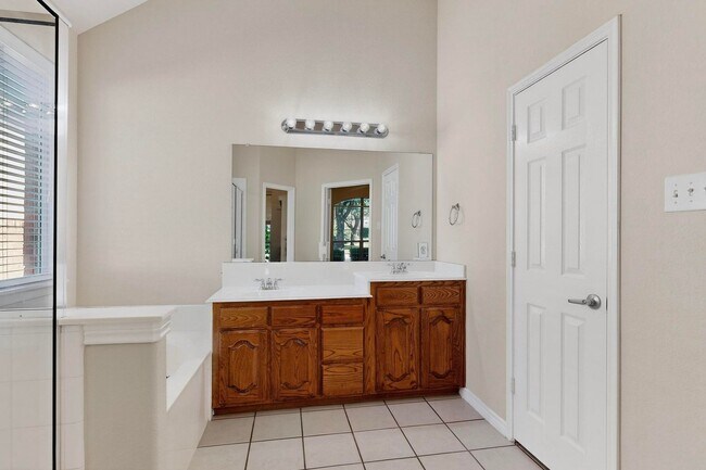 Building Photo - Spacious & Stylish Home in Quail Run-North...