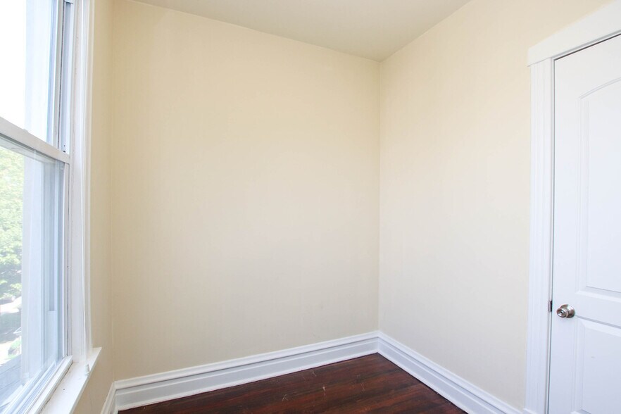 Den - 2707 N Ridgeway Ave