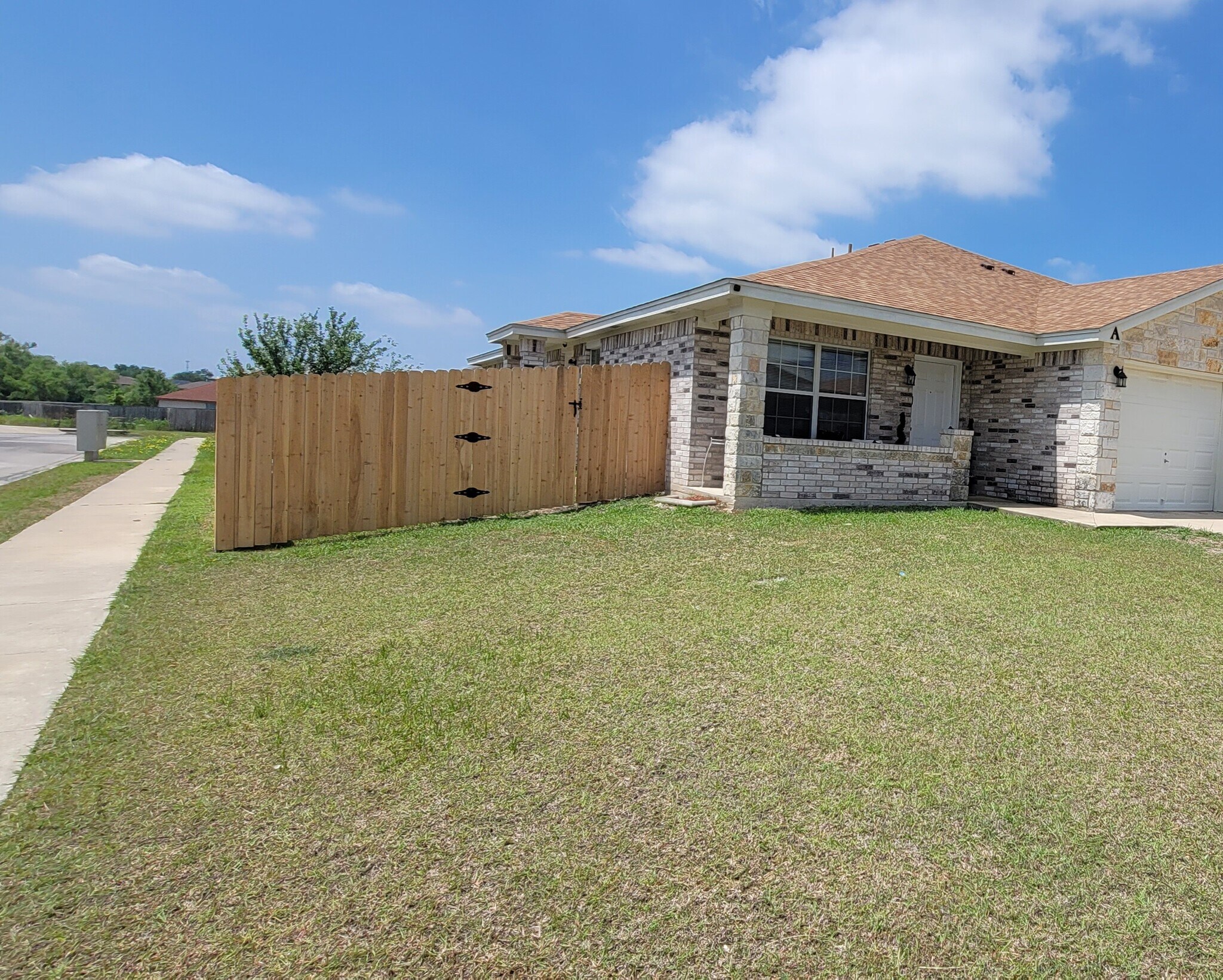 Building Photo - 900 Yi Dr