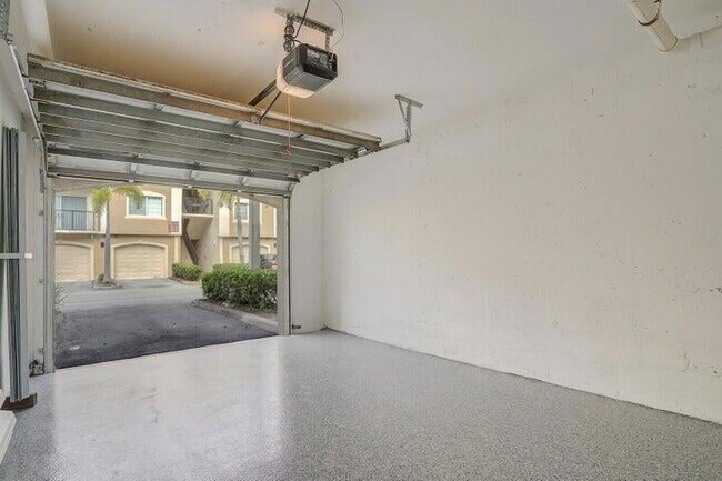 Building Photo - 1700 Crestwood Ct S