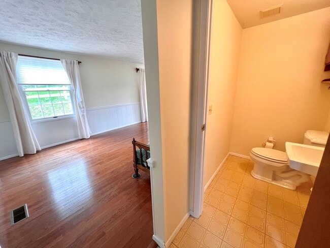 Building Photo - Beautiful Home - 3 Bedroom 2.5 Bathroom - ...