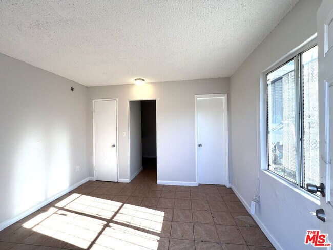Building Photo - 823 E 111th Dr