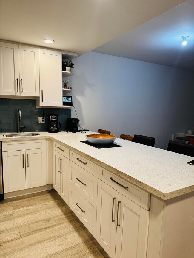 Building Photo - 2800 N Palm Aire Dr