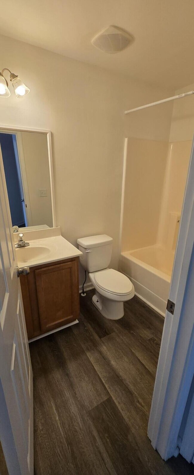 Building Photo - 3 Bedroom Townhouse