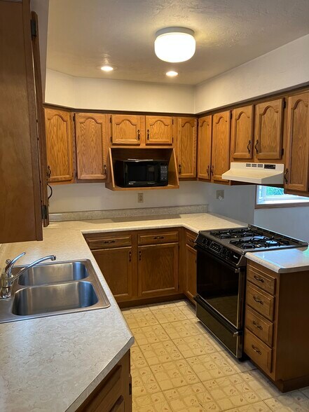 Kitchen - 1281 Lakewood Ave