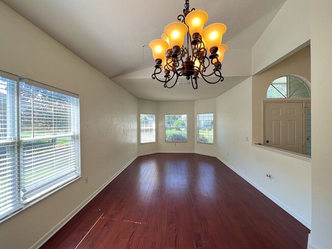 Building Photo - 3BR/2BA Pet Friendly Home in Sorrento! Ava...