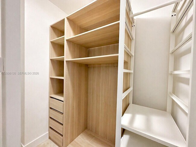Building Photo - 15811 Collins Ave