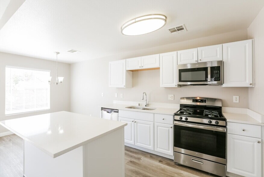 Building Photo - 5232 Shasta Daisy St