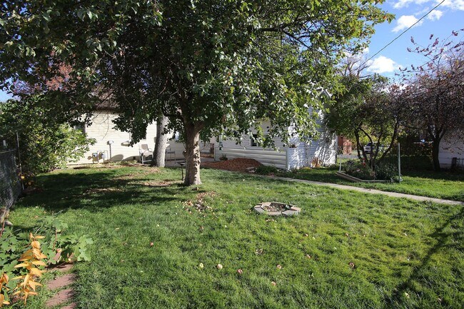 Building Photo - 2 Bed 1 Bath + Garage and Yard