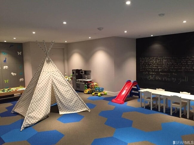 Building Photo - 338 Main St