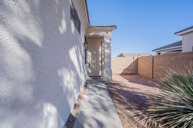 Building Photo - Fantastic home with Solar & a den!
