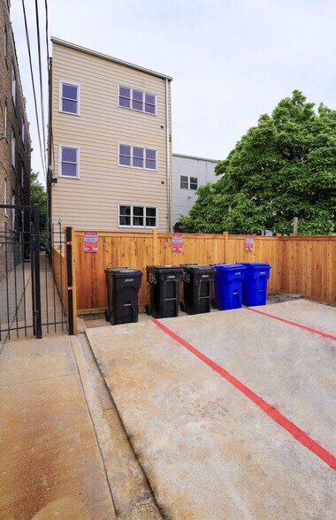 Building Photo - 836 N Maplewood Ave