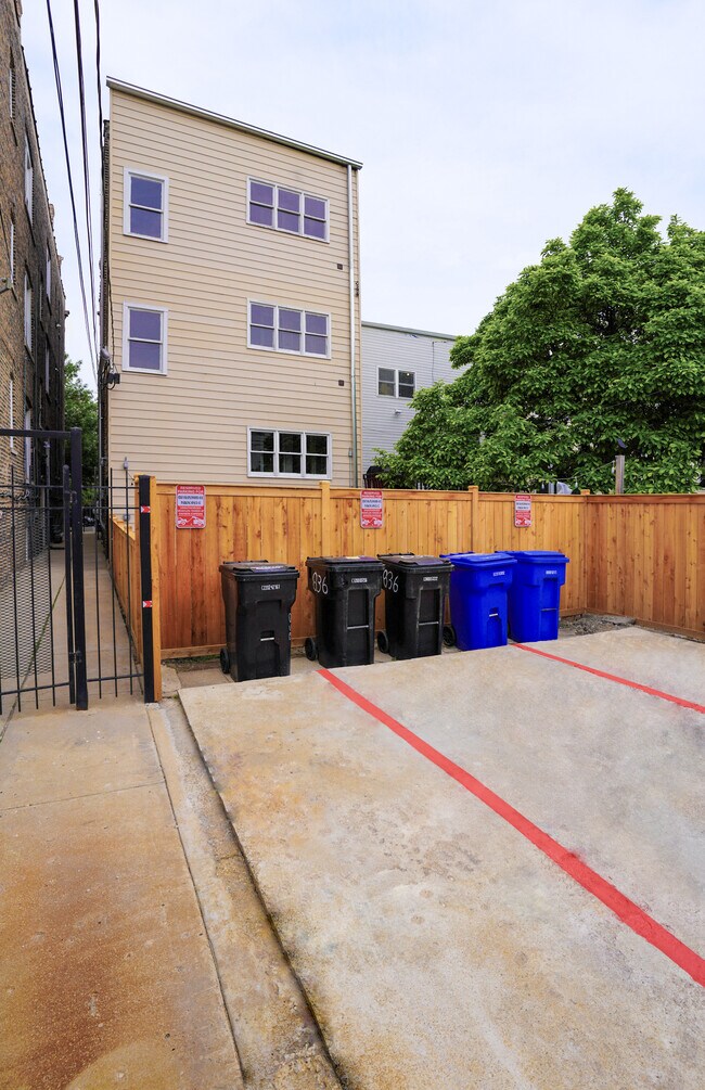 Building Photo - 836 N Maplewood Ave