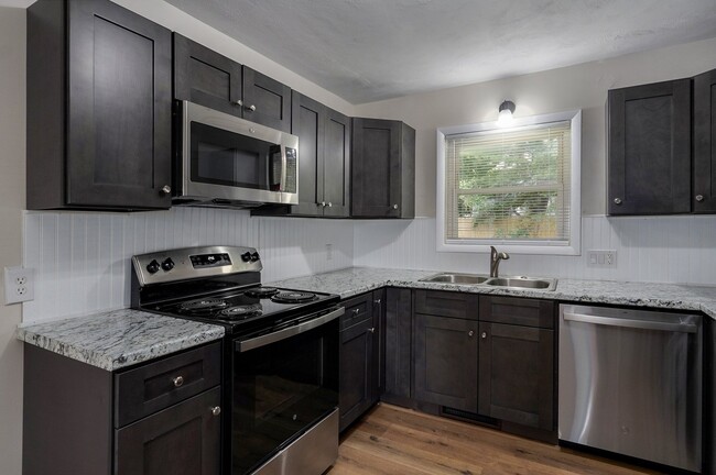 Building Photo - 530 S Weller Ave