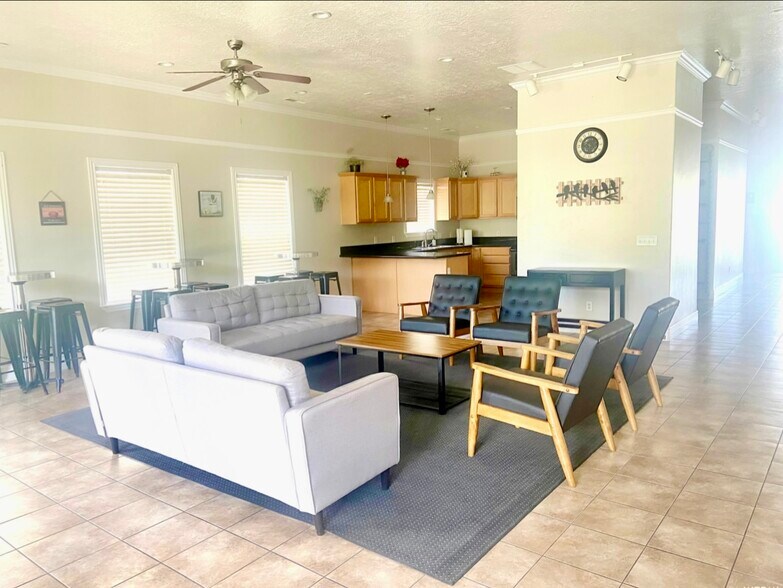 Building Photo - 1562 W 10 S