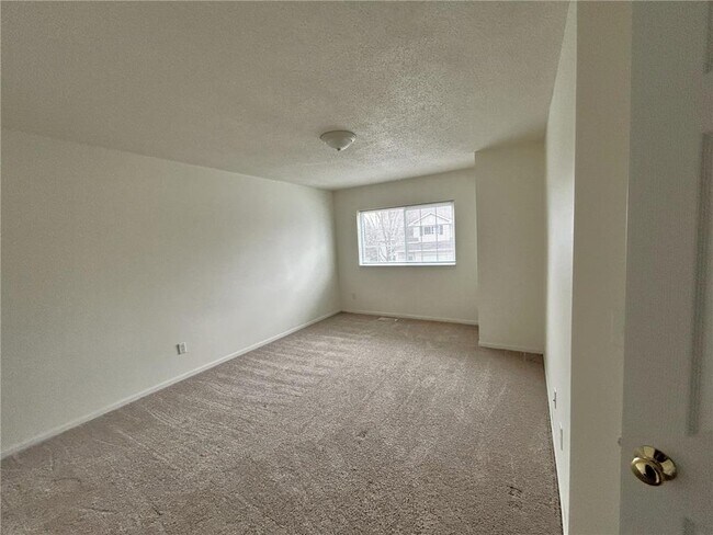 Building Photo - 10 Bridgewater Trail