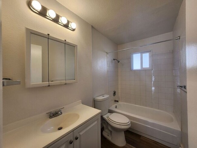 Building Photo - Spacious 2-Bedroom Apartment with Private ...