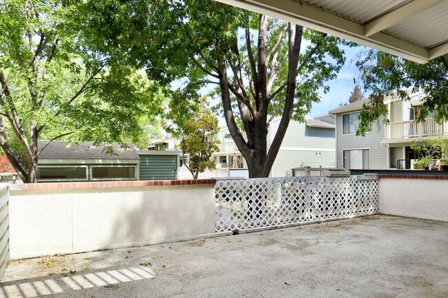 Building Photo - Charming condo in Fremont in a beautiful community – HUGE balcony!