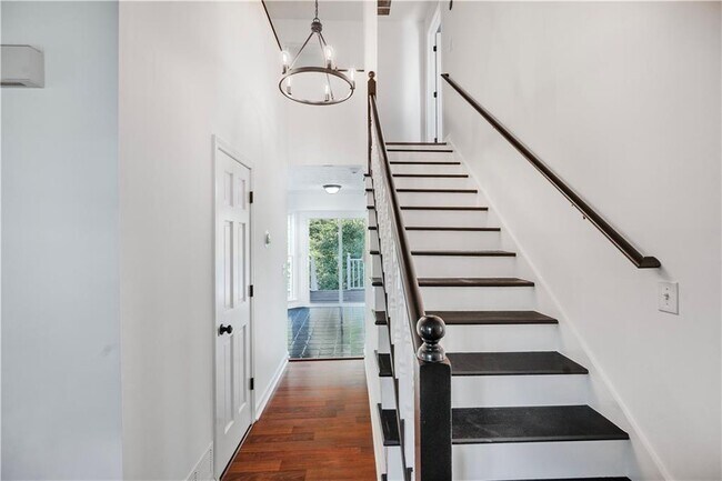 Building Photo - 328 Deerwood Dr