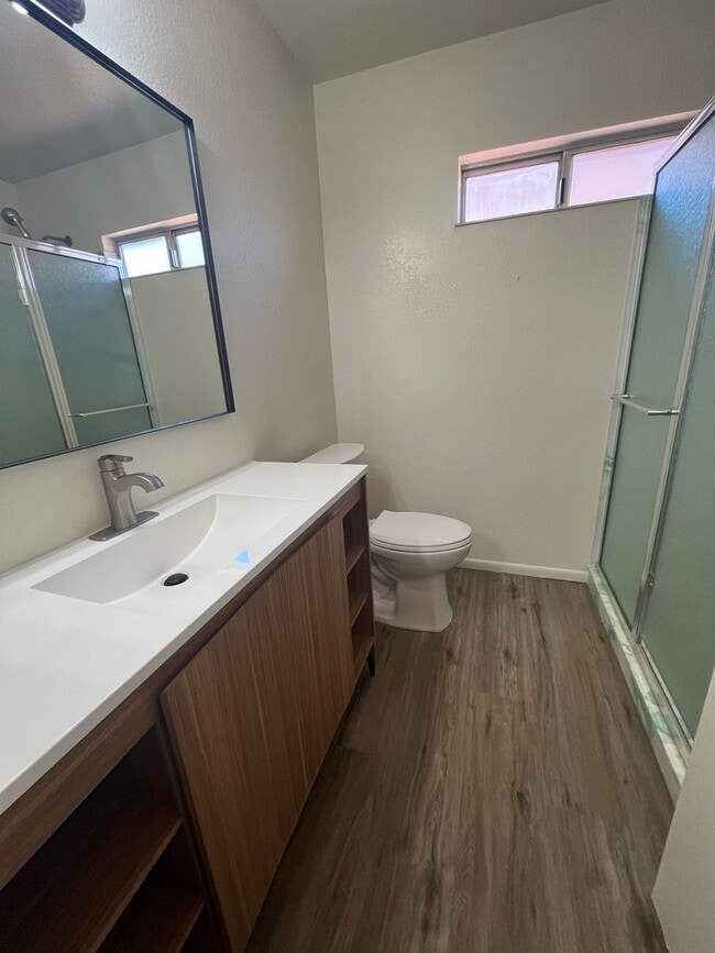 Building Photo - Spacious 3 bedroom with den.