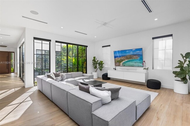 Building Photo - 895 NE 76th St