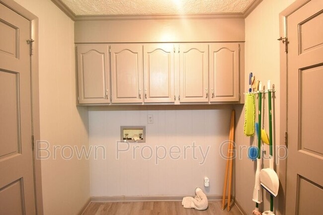 Building Photo - 823 Southview Cir