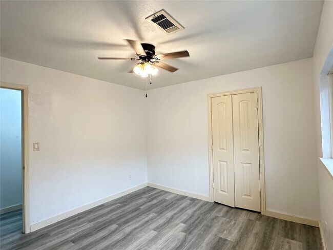 Building Photo - 11922 Sea Shore Dr