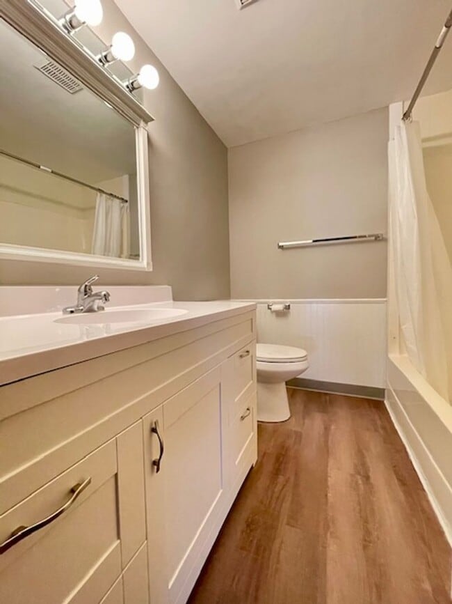 Building Photo - SPACIOUS 2 Bedroom Duplex Available!