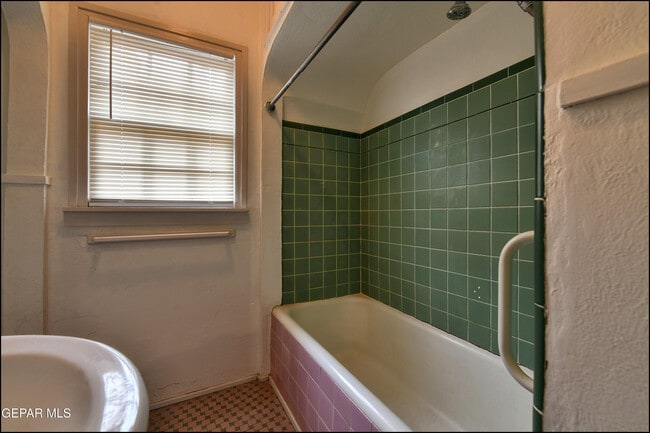 Building Photo - 1100 Kelly Way