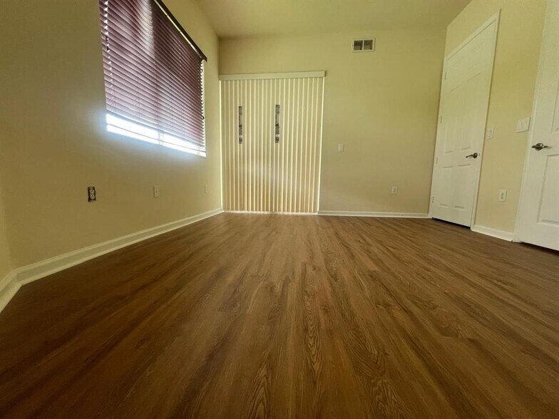 Building Photo - 3500 Oaks Clubhouse Dr