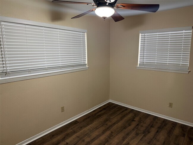 Building Photo - 9 Dewthread Ct