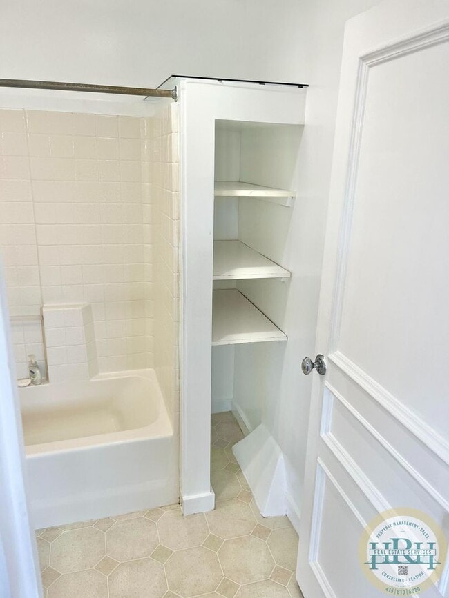 Building Photo - Charming Studio Nestled in the Heart of th...
