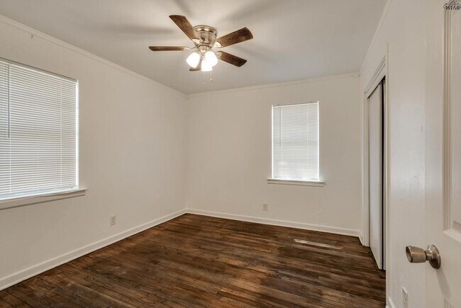 Building Photo - 604 E 1st St