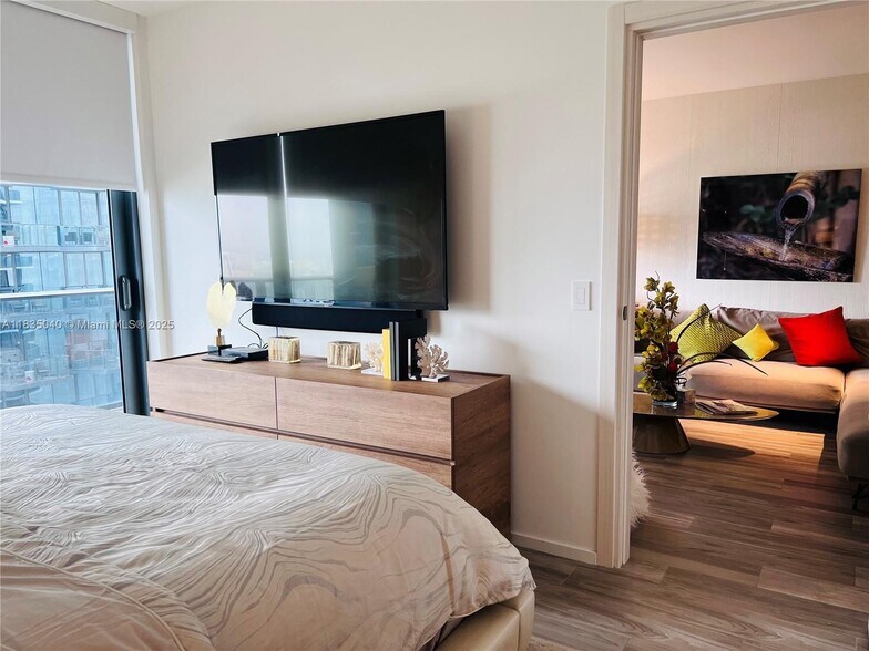 Building Photo - 801 S Miami Ave