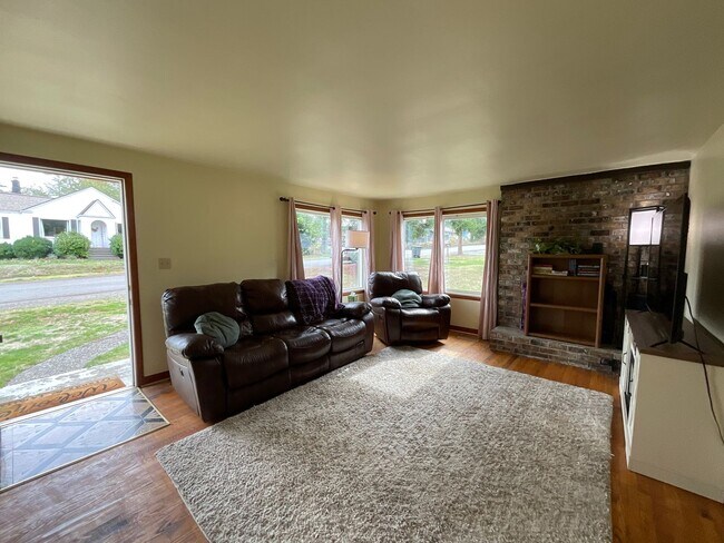 Building Photo - Great 2 Bedroom 1 Bath Home Near the Heart of Shelton