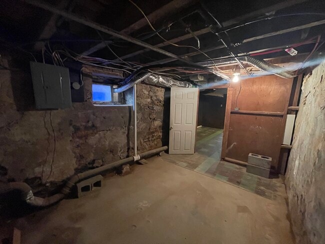 Building Photo - 1611 S Yewdall St