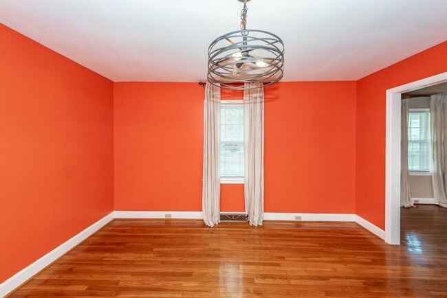 Building Photo - 6 Bedroom, 2.5 Bath House in Drayton on th...