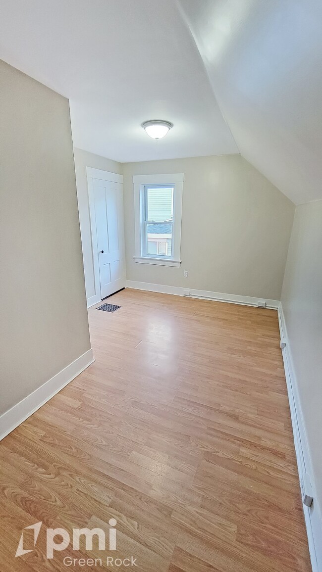 Building Photo - Charming 3-bedroom Rental with Hardwood Fl...