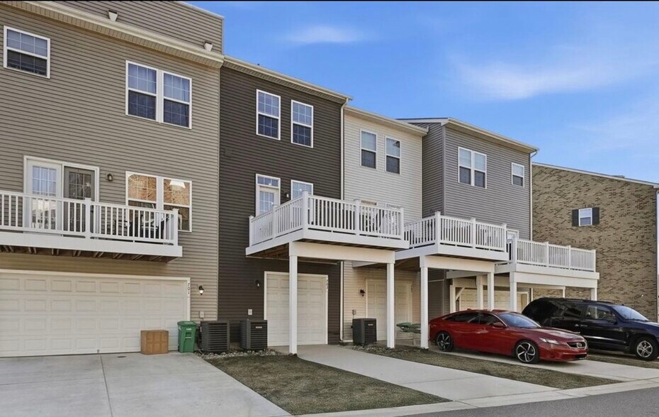 Building Photo - 703 Sky Bridge Dr