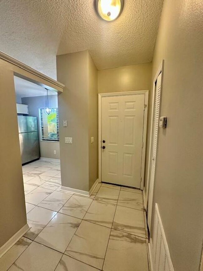 Building Photo - COZY 2/2 DUPLEX