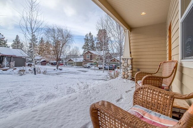 Building Photo - Furnished 3 Bedroom only 24 minutes from M...