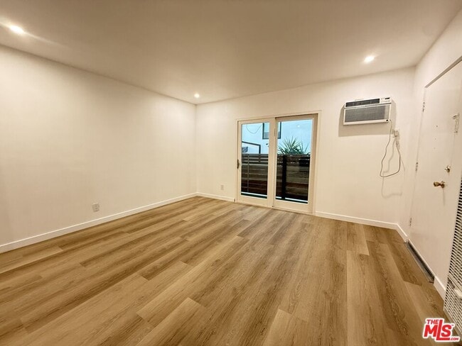 Building Photo - 1333 N Fuller Ave