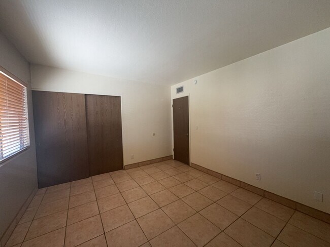 Building Photo - Available now! 2 Bedroom Condo!!!