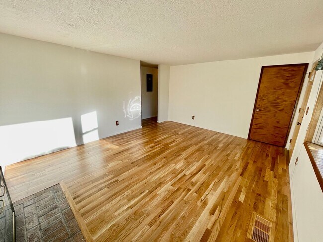 Building Photo - Beautiful 2bd/1bath South Tabor Home with ...