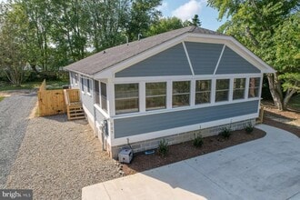 Building Photo - 705 Country Club Rd