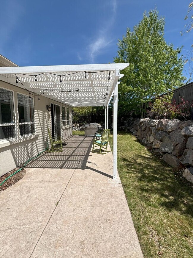 Building Photo - Sprawling Home Near UNR - One Level Living with 4 Beds - 3 Baths - 3 Car Garage